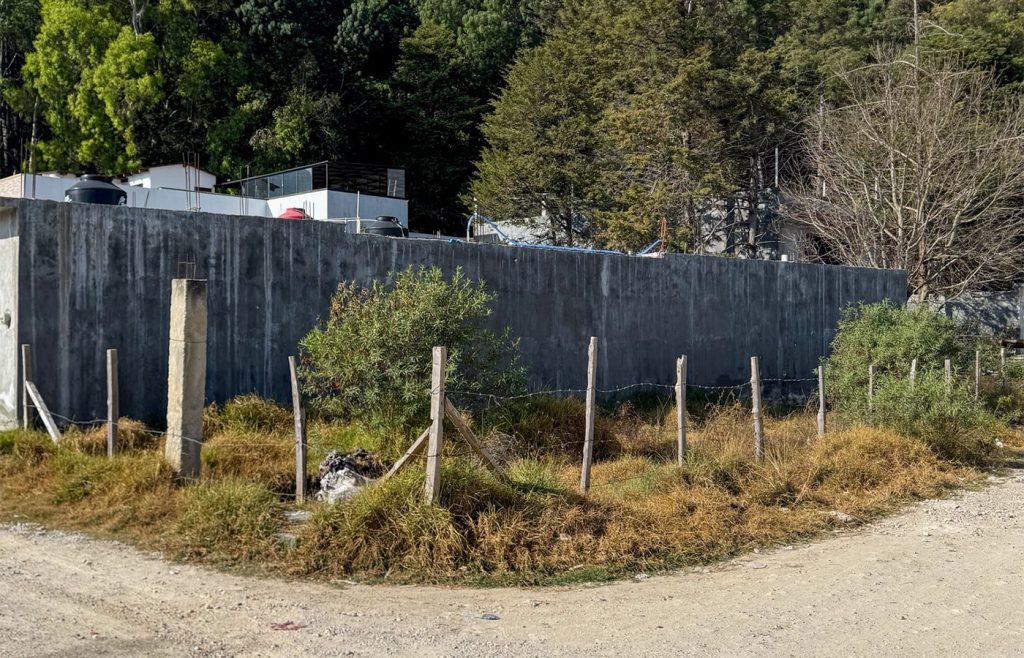 Terreno en venta en Calzada Las Américas, San Cristóbal de Las Casas. Ubicado junto al Parque de los Humedales, en esquina con acceso y servicios.